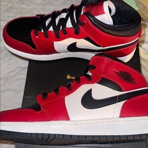 Jordan Air Jordan 1 Mid (GS) Black and Red